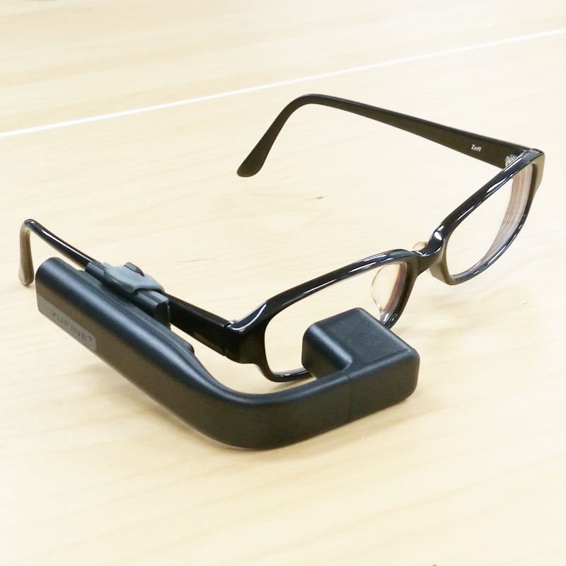 転倒のダイナミクスを考慮に入れたモデルの構築および検知システムの開発 青山学院大学 大学院 理工学研究科 理工学専攻 博士前期課程2年 柴和彰 □ 概要 高齢者の転倒をセンサを活用して無拘束かつ高精度に検出できるシステムの開発 (i) 研究目的 高齢者の転倒による後遺症は早期発見によって緩和できる ↓ センサを使い高齢者に負担をかけず、高精度に転倒を自動的に検出する (ii) 提案方法 ・ 負担をかけない →マイクロ波ドップラセンサにより無拘束モニタリング ・高精度な転倒検出 →転倒速度に対応する特徴量を算出し、転倒モデルを構築 (iii) 解析データ 周波数解析(ウェーブレット変換)から速度に対応する特徴量を算出 (iv) 結果と課題 判別率 95%&処理時間2秒 転倒の種類を増やしモデルの数を増やす